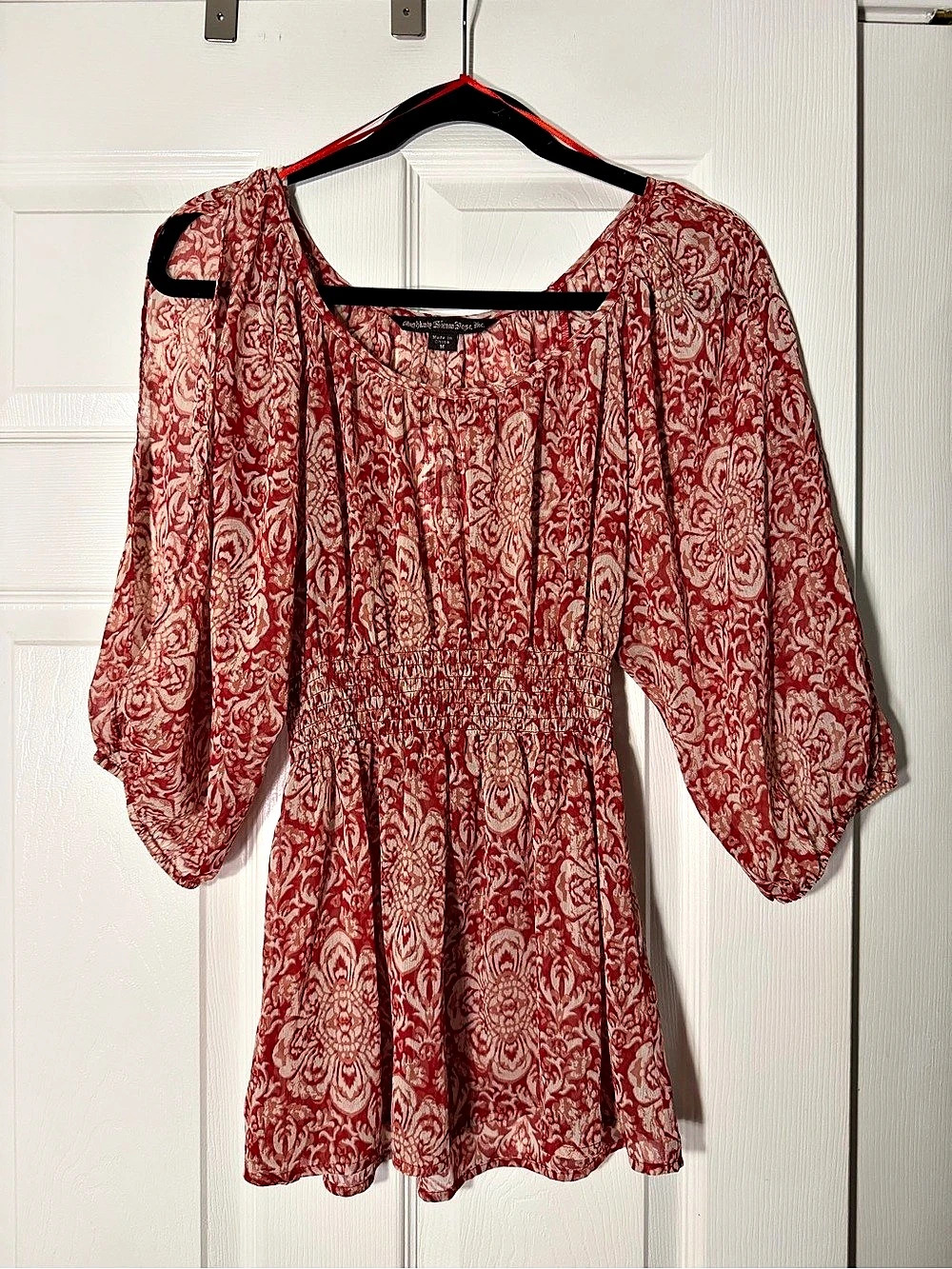 Sienna Rose Paisley Top in Red & White Size Medium Like New